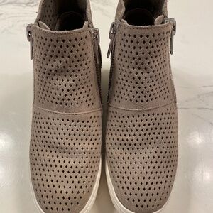 Steve Madden Perforated Wedge Beige Sneaker  Shoe With Side Zippers Size 5.5